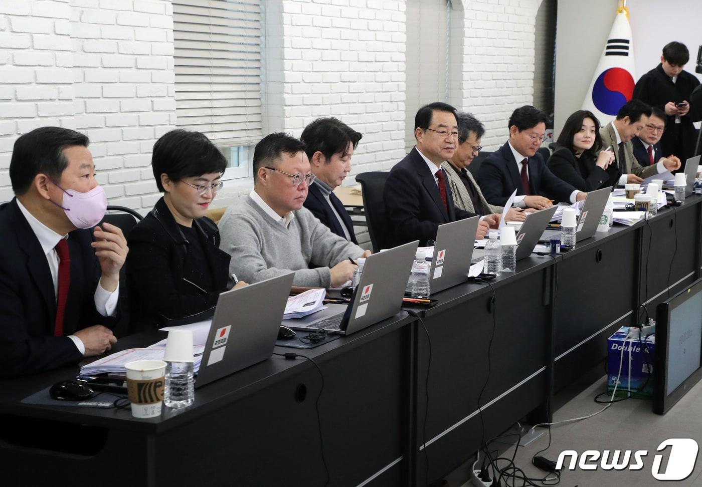 정영환 위원장을 비롯한 국민의힘 공천관리위원들이 13일 오전 서울 여의도 중앙당사에서 4·10 총선 공천 후보자들에 대한 심사를 하고 있다. (공동취재) 2024.2.13/뉴스1 ⓒ News1 구윤성 기자