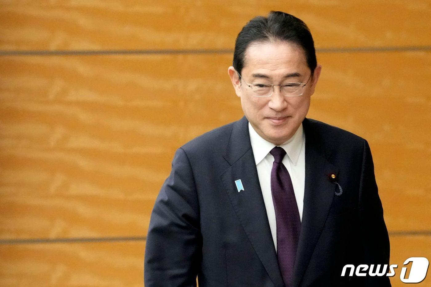 본문 이미지 - 8일 일본 총리관저에서 기시다 총리가 윌리엄 루토 케냐 대통령과의 회의에 참석하며 미소를 띄고 있다. 2024.02.08/ ⓒ AFP=뉴스1 ⓒ News1 권진영 기자