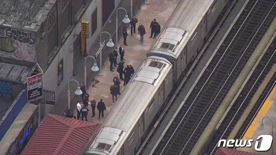 본문 이미지 - 12일(현지시간) 미국 뉴욕 지하철역에서 총기난사 사건이 발생해 1명이 숨지고 5명이 부상했다. (엑스 갈무리) 