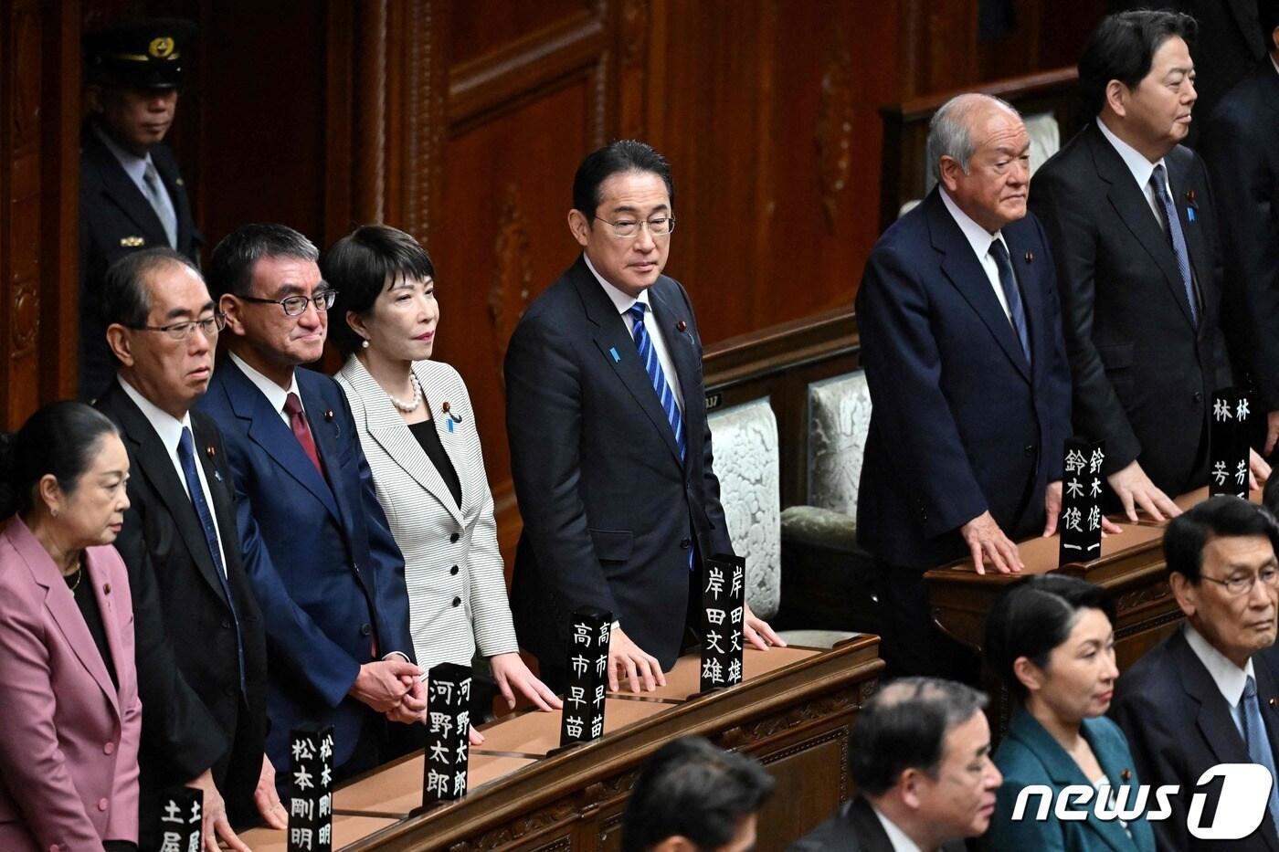 본문 이미지 - 일본 국회에서 열린 중의원 본회의에 기시다 후미오 총리(중앙 줄무늬 넥타이)가 각료들과 함께 참석했다. 2024.01.26/ ⓒ AFP=뉴스1 ⓒ News1 권진영 기자