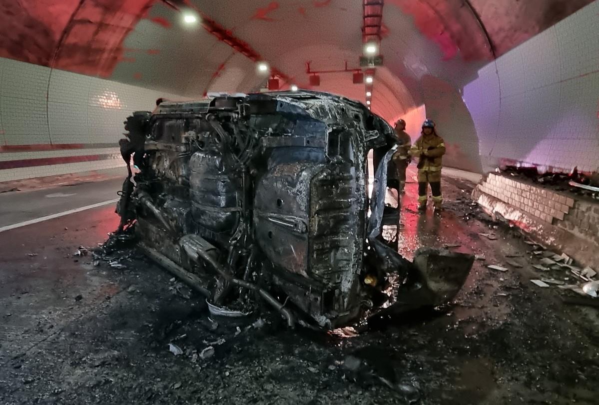 본문 이미지 - 서울양양고속도로 차량 화재&#40;가평소방서 제공&#41; 