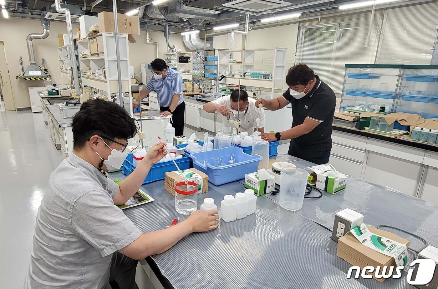 본문 이미지 - 영진전문대 정밀기계공학과 1기 학생들이 지난 2022년 일본 도쿄에서 선진 금형기술 연수에 참여한 모습. (영진전문대 제공)