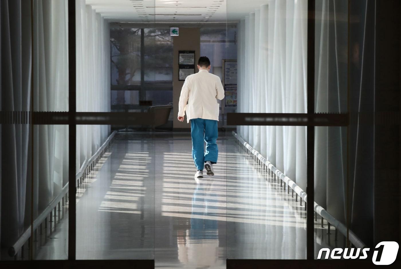 13일 서울의 한 대형 종합병원에서 의료진이 발걸음을 옮기고 있다. 2024.2.13/뉴스1 ⓒ News1 이광호 기자