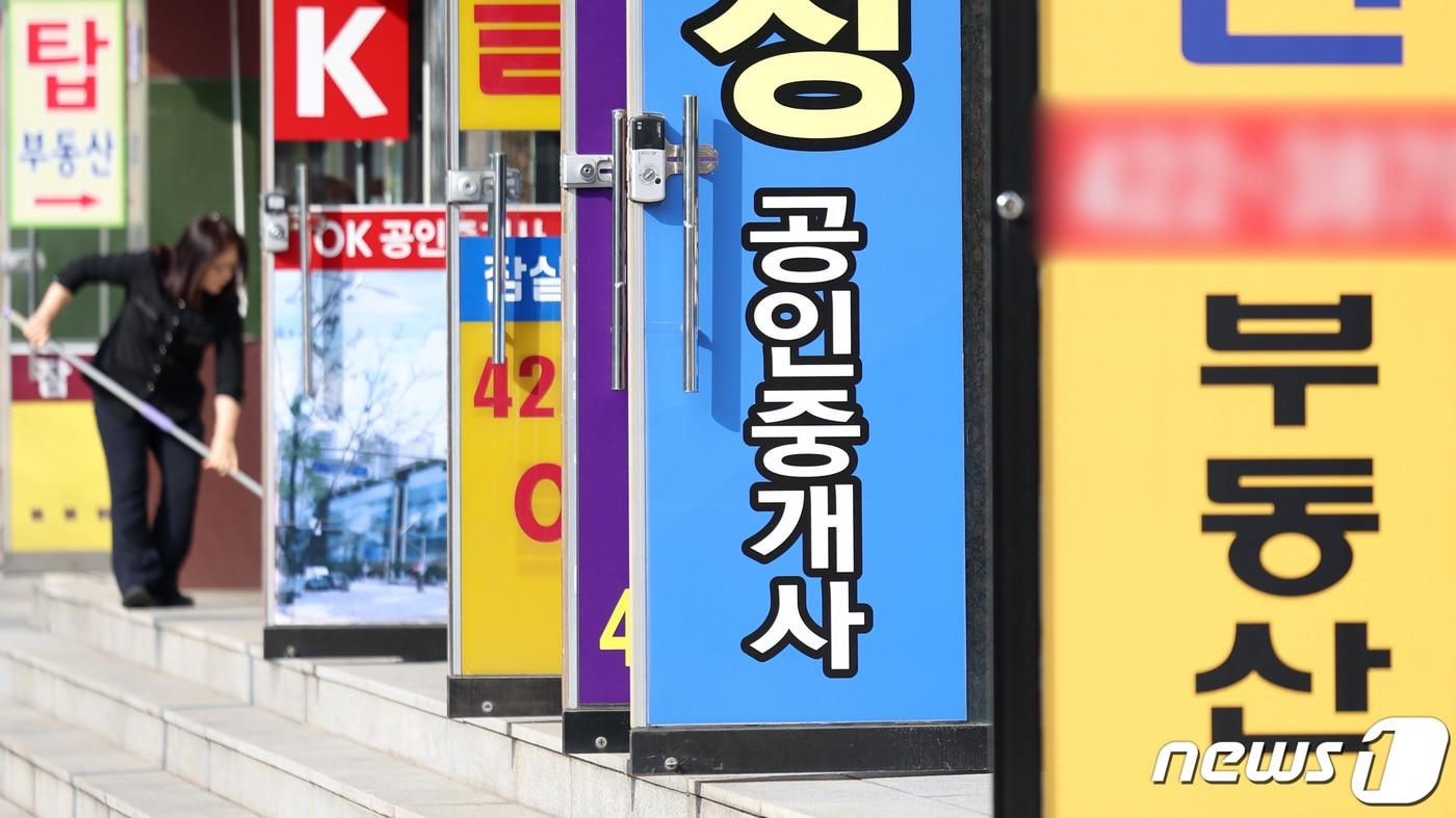 본문 이미지 - 서울 송파구의 공인중개사 사무소 모습. ⓒ News1 민경석 기자
