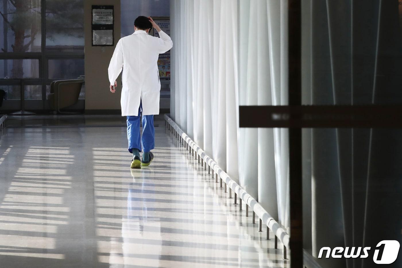 13일 서울의 한 대형 종합병원에서 의료진이 발걸음을 옮기고 있다.  2024.2.13/뉴스1 ⓒ News1 이광호 기자