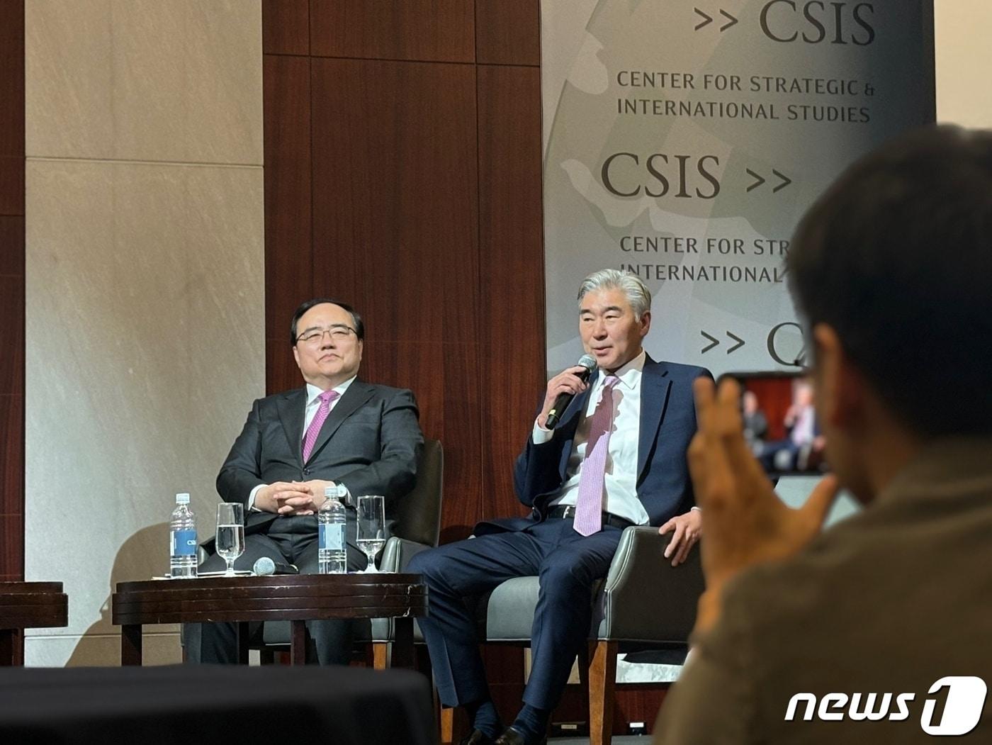 본문 이미지 - 성 김 전 미 국무부 대북특별대표가 12일(현지시간) 미국 싱크탱크인 전략국제문제연구소(CSIS)가 워싱턴DC에서 개최한 포럼에서 발언을 하고 있다. 김 전 대표의 왼쪽에는 김성한 전 국가안보실장. 2024.02.12.