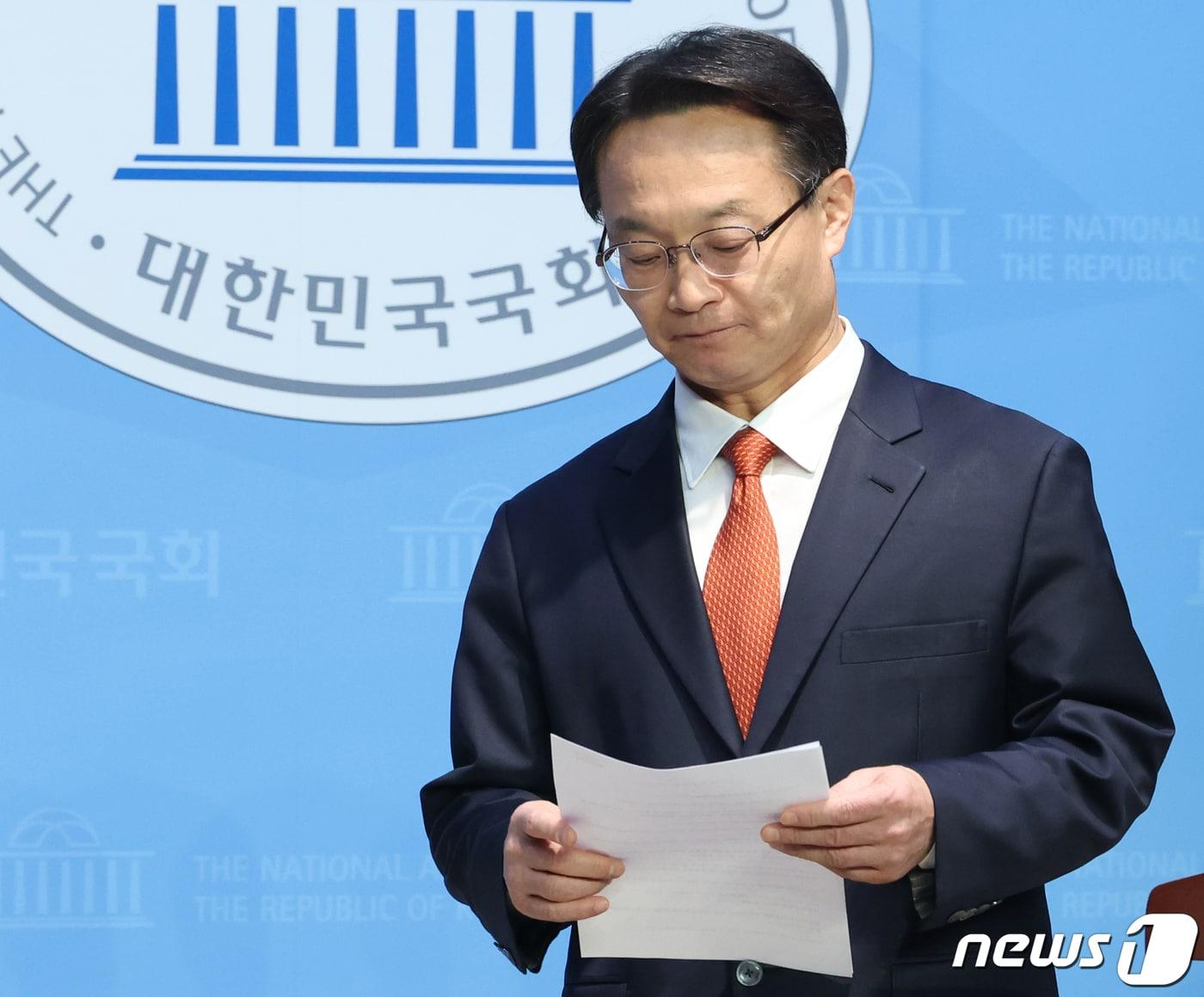 본문 이미지 - 조해진 국민의힘 (밀양·의령·함안·창녕) 의원이 13일 서울 여의도 국회 소통관에서 제22대 총선 김해을 출마선언 기자회견을 마치고 회견장을 나서고 있다. 2024.2.13/뉴스1 ⓒ News1 송원영 기자