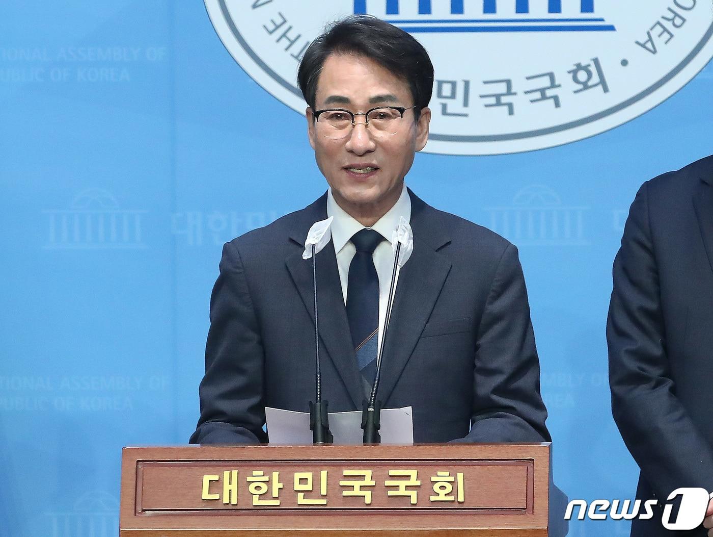 본문 이미지 - 이원욱 개혁신당 의원이 13일 오전 서울 여의도 국회 소통관에서 기자회견을 갖고 제22대 국회의원선거(총선) 출마 선언을 하고 있다. 이날 이원욱·조응천 의원은 각각 현 지역구인 경기 화성을과 남양주갑 출마를 선언했다. 2024.2.13/뉴스1 ⓒ News1 임세영 기자