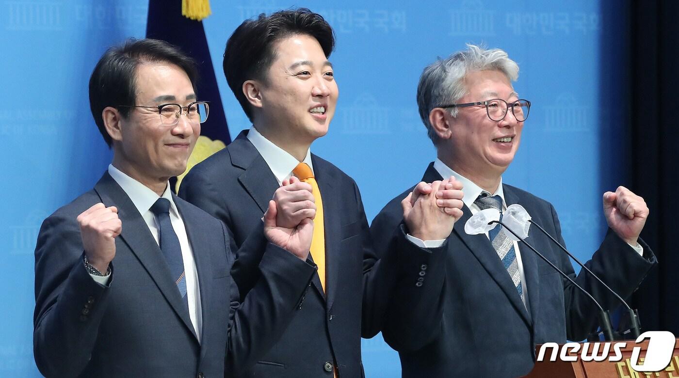 본문 이미지 - 이준석 개혁신당 공동대표(가운데)가 13일 오전 서울 여의도 국회 소통관에서 제22대 국회의원선거(총선) 출마 선언 기자회견에 나선 조응천(오른쪽)·이원욱 의원과 손을 잡고 기념촬영을 하고 있다. 2024.2.13/뉴스1 ⓒ News1 임세영 기자