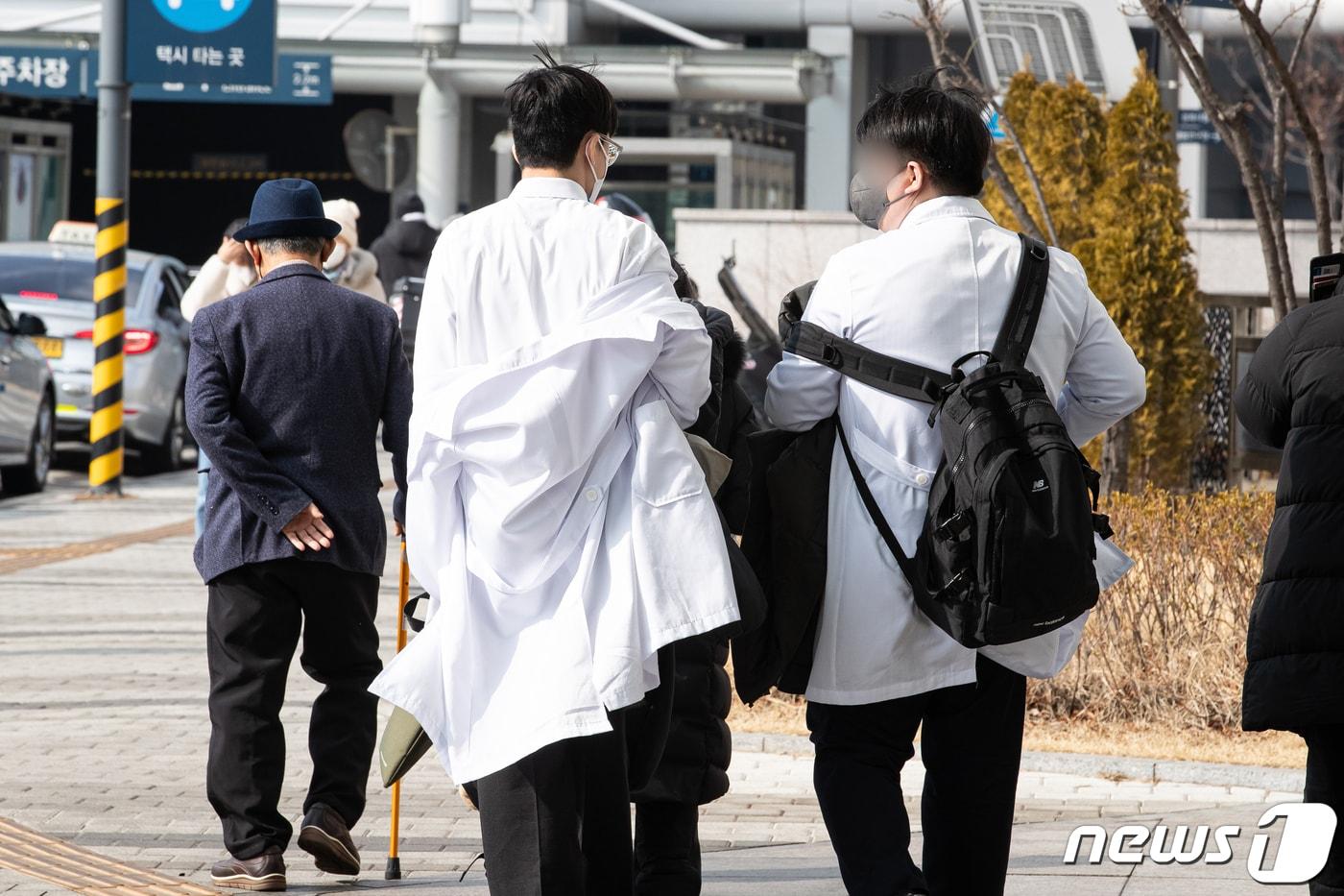 기사 내용과 무관한 사진. 서울의 한 대형 종합병원에서 의료진이 발걸음을 옮기고 있다. 2024.2.13/뉴스1 ⓒ News1 유승관 기자