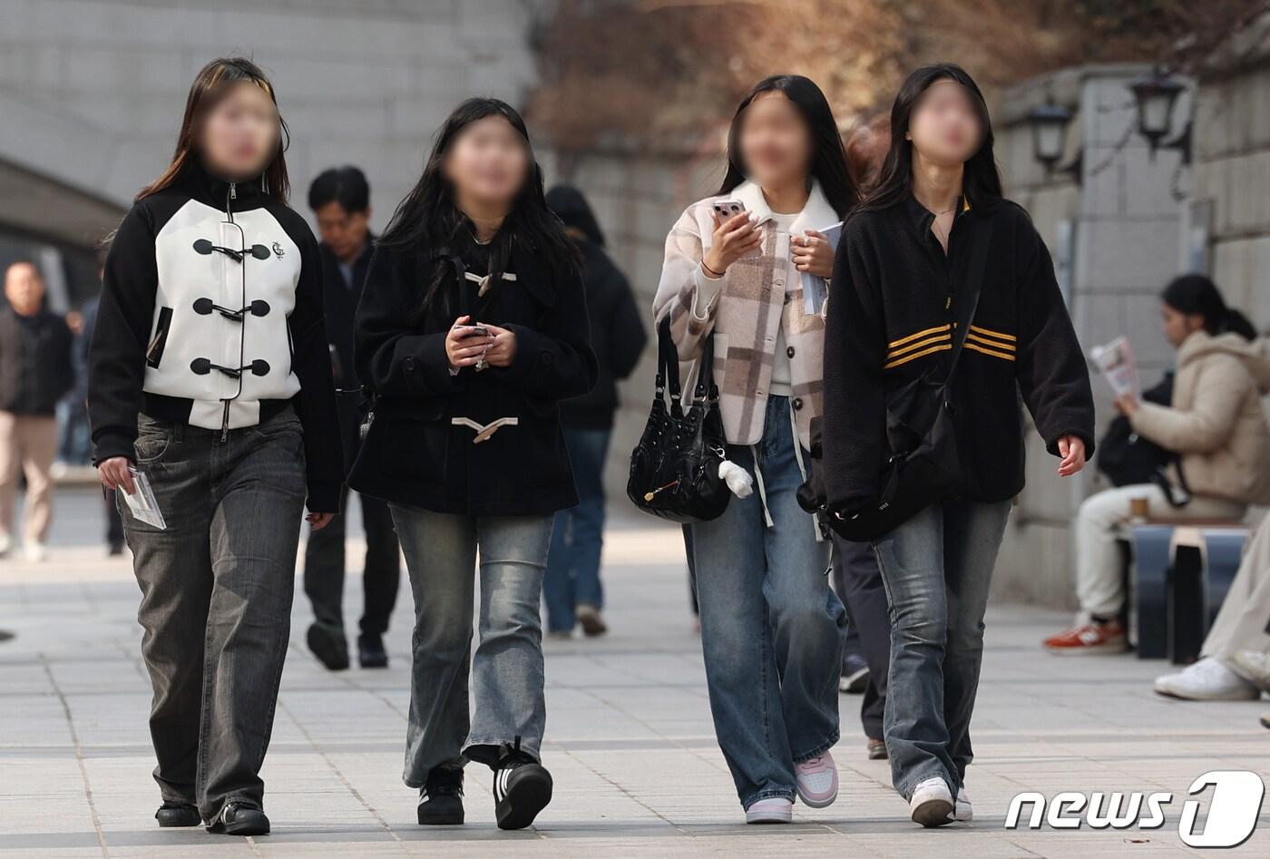 전국 낮 기온이 10도 이상 오르면서 포근한 날씨를 보인 13일 서울 청계천에서 학생들이 산책을 하고 있다. 2024.2.13/뉴스1 ⓒ News1 김민지 기자