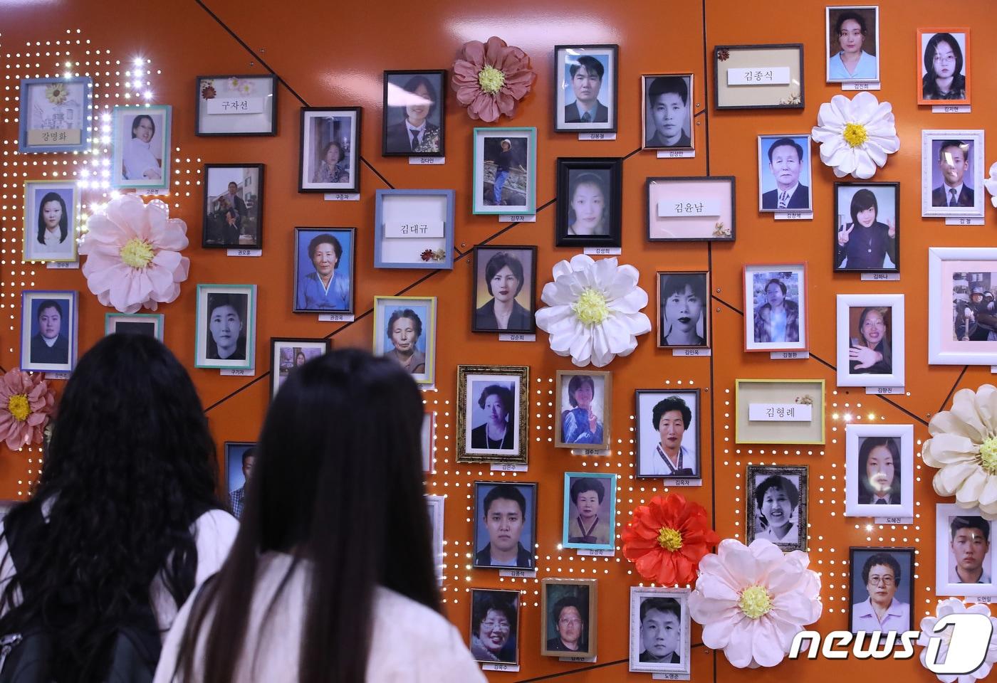 2‧18 대구지하철 화재 참사 21주기를 닷새 앞둔 13일 오후 대구 중구 대구도시철도 1호선 중앙로역에 마련된 추모 공간을 찾은 시민들이 희생자들의 넋을 위로하고 있다. 2024.2.13/뉴스1 ⓒ News1 공정식 기자