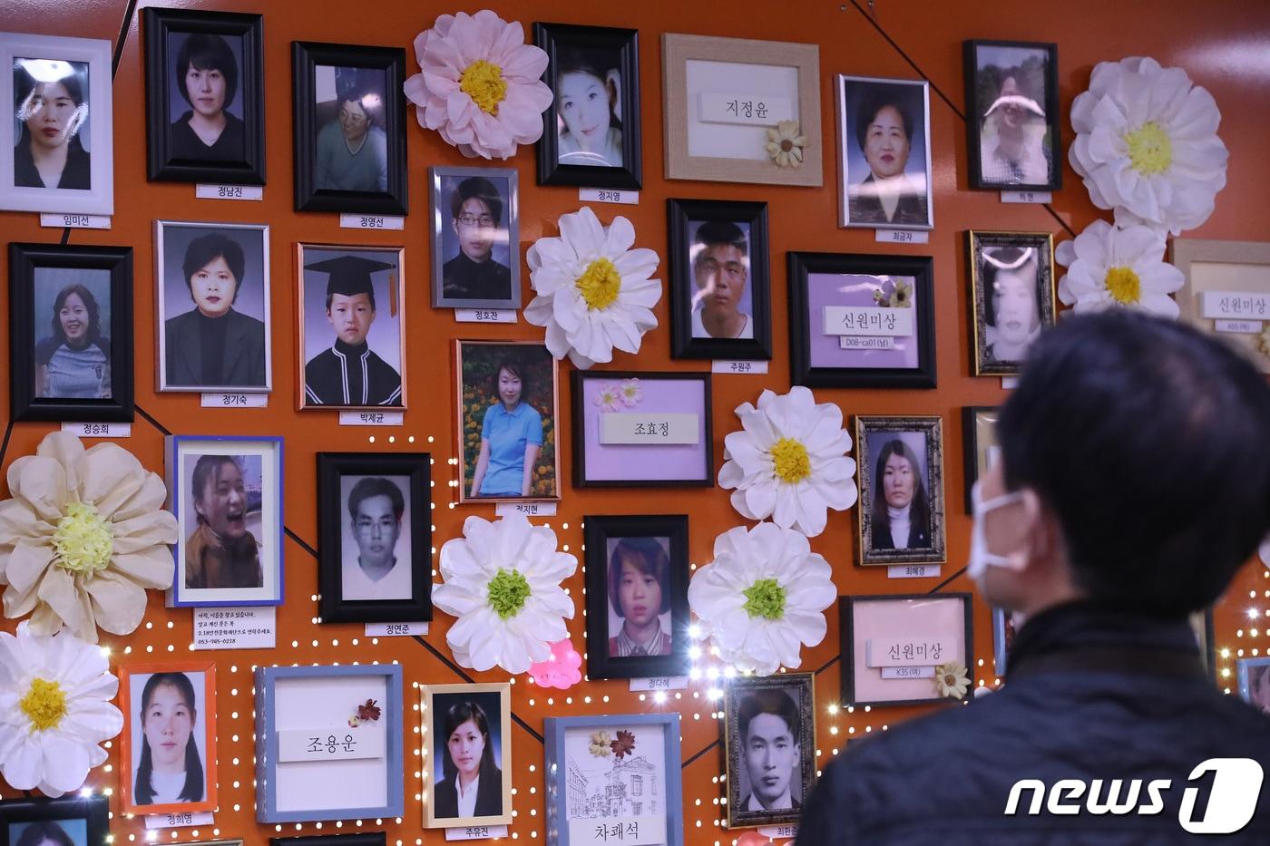 본문 이미지 - 2‧18 대구지하철 화재 참사 21주기를 닷새 앞둔 지난 2월13일 대구 중구 대구도시철도 1호선 중앙로역에 마련된 추모 공간을 찾은 시민들이 희생자들의 넋을 위로하고 있다. 2024.2.13/뉴스1 ⓒ News1 공정식 기자