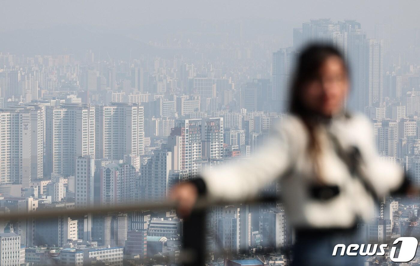 본문 이미지 - 울 용산구 남산타워에서 바라본 아파트 단지. 2024.2.13/뉴스1 ⓒ News1 김민지 기자