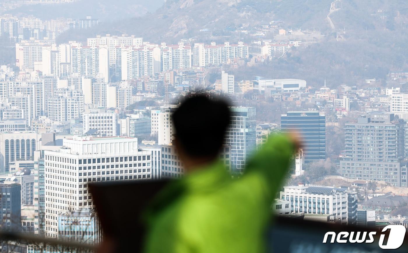본문 이미지 - 사진은 서울 용산구 남산타워에서 바라본 아파트 단지. 2024.2.13/뉴스1 ⓒ News1 김민지 기자