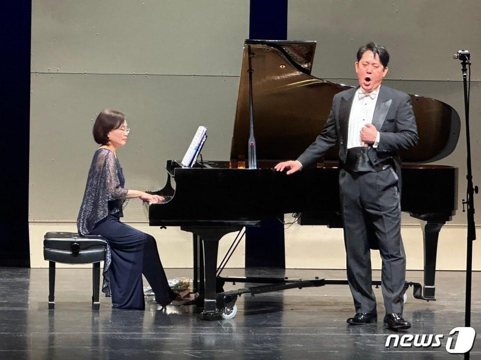 본문 이미지 - 제17회 미래를 여는 음악회 바리톤 김기봉 독창회가 11일&#40;현지시간&#41; 오후 성황리에 끝났다. 성악가와 관중이 한 마음이 돼 1시간 30분 공연을 즐겼다. 사진 오른쪽 바리톤 김기봉. 왼쪽 피아노 협연 이소정 교수. ⓒ News1 박영주 통신원