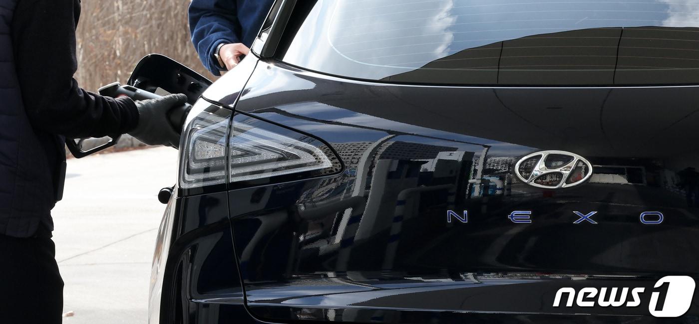  서울 영등포구 여의도 국회 수소충전소에서 충전하는 넥쏘 차량. 2024.2.13/뉴스1 ⓒ News1 김진환 기자