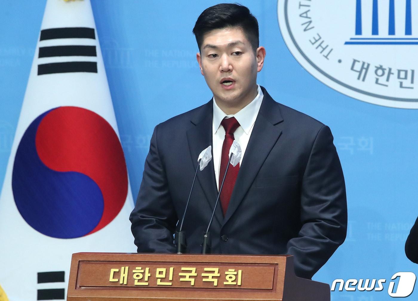 본문 이미지 - 김재섭 전 국민의힘 도봉갑 당협위원장이 13일 오후 서울 여의도 국회 소통관에서 기자회견을 갖고 제22대 국회의원선거(총선) 서울 도봉구갑 출마를 선언하고 있다. 2024.2.13/뉴스1 ⓒ News1 임세영 기자