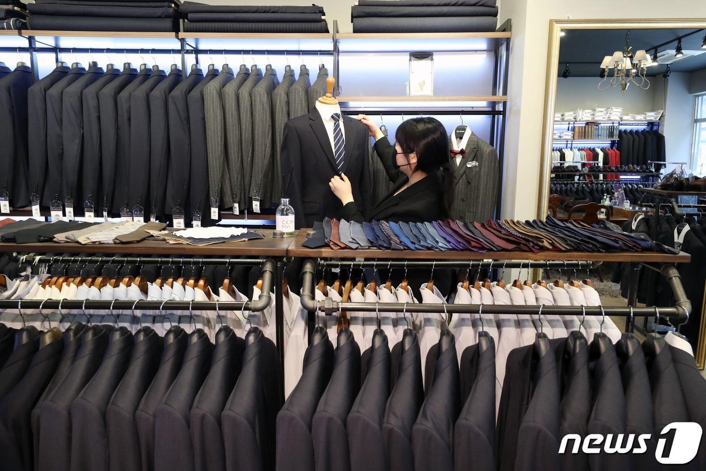 충남 계룡시가 ‘구직 청년 면접 대비 정장 대여비 지원사업’을 추진한다. 수원 청년 대상 무료 정장 대여 업소 모습. (사진은 기사 내용과 무관함) / 2024.2.13/뉴스1 ⓒ News1 김영운 기자