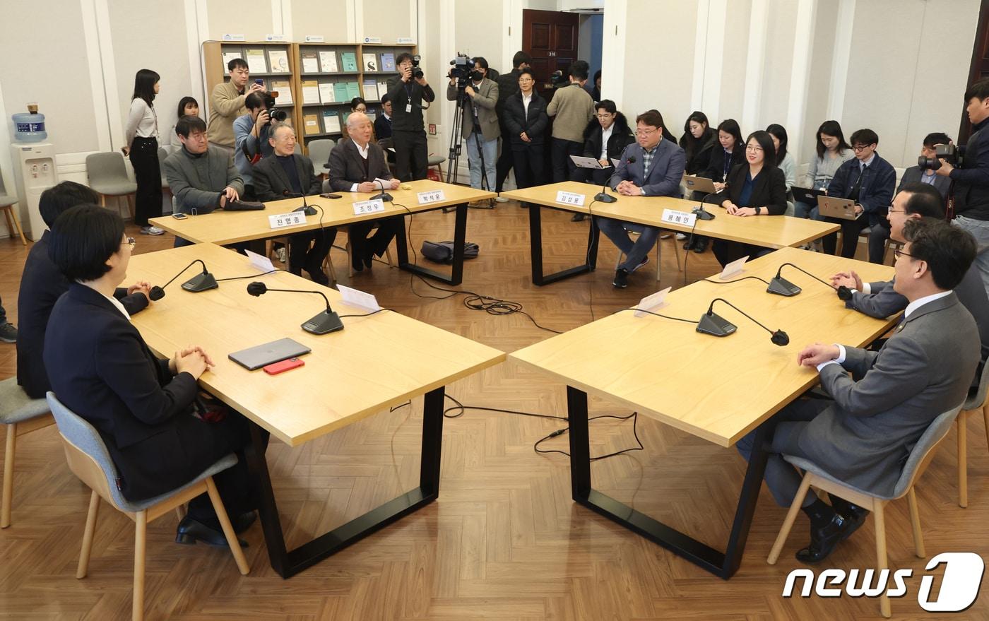본문 이미지 - 박홍근 더불어민주당 민주연합추진단장과 박석운 연합정치시민회의 공동운영위원장, 용혜인 새진보연합 대표, 윤희숙 진보당 대표 등이 13일 서울 여의도 국회에서 열린 민주개혁진보 선거연합 추진 연석회의에서 대화를 나누고 있다. 2024.2.13/뉴스1 ⓒ News1 송원영 기자