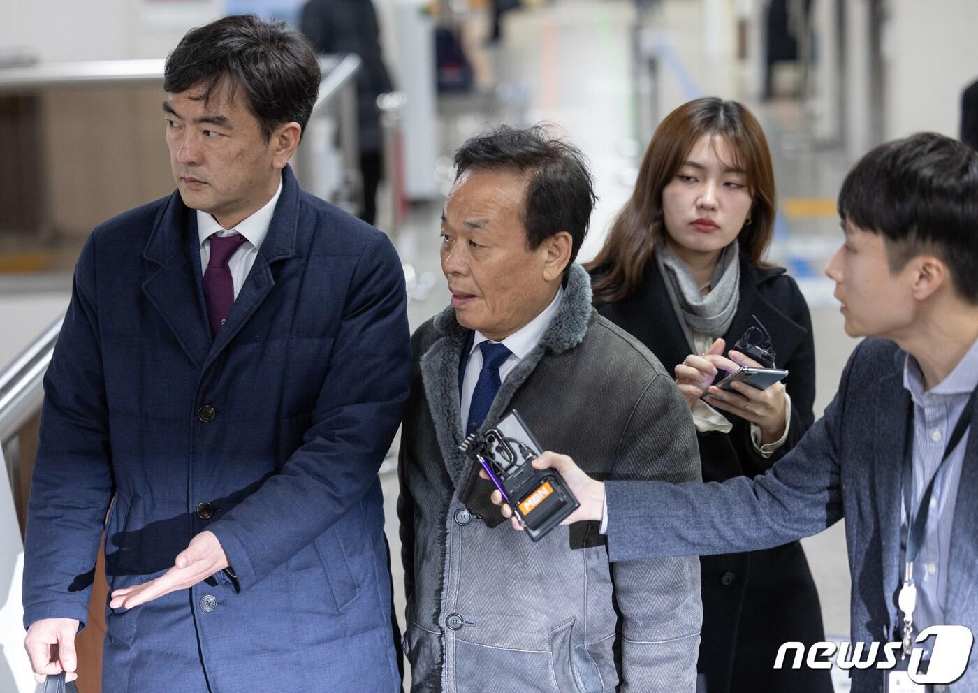 본문 이미지 - ‘백현동 개발사업 비리 의혹’ 관련 핵심 로비스트로 지목된 김인섭 전 한국하우징기술 대표가 13일 오후 서울 서초구 서울중앙지방법원에서 열린 특정범죄 가중처벌 등에 관한 법률위반(알선수재) 선고 공판에 출석하고 있다. 2024.2.14/뉴스1 ⓒ News1 이재명 기자