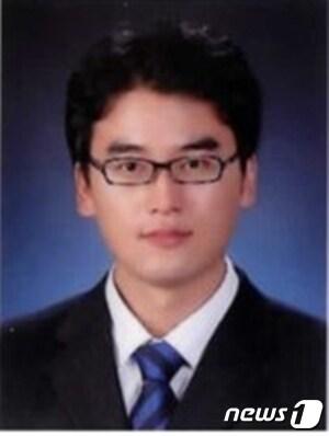 본문 이미지 - 역사 내에서 갑자기 쓰러져 의식을 잃은 20대의 생명을 구한 역무원 원길연씨(45).(인천교통공사 제공)/뉴스1