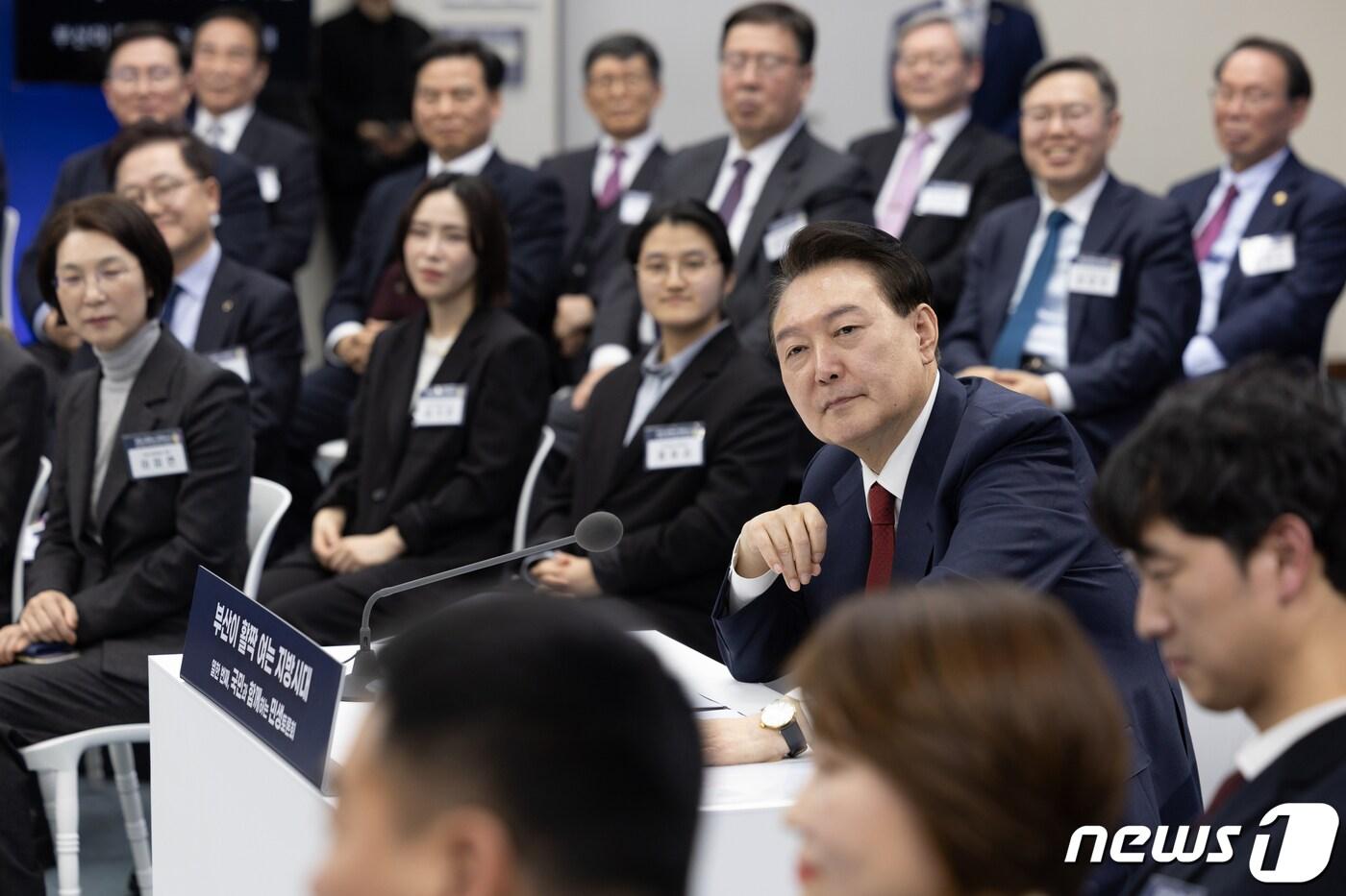 본문 이미지 - 윤석열 대통령이 지난 13일 부산시청에서 '부산이 활짝 여는 지방시대'를 주제로 열린 열한 번째 국민과 함께하는 민생토론회에서 참석자들의 발언을 경청하고 있다. (대통령실 제공) 2024.2.13/뉴스1 ⓒ News1 오대일 기자
