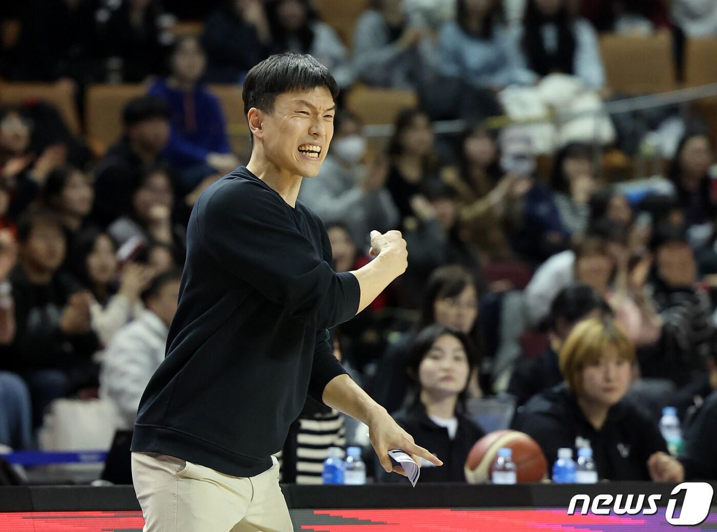 본문 이미지 - 13일 오후 서울 송파구 잠실실내체육관에서 열린 2023-2024 정관장 프로농구 서울 삼성 썬더스와 안양 정관장 레드부스터스의 경기, 1쿼터 서울 삼성 김효범 감독대행이 선수들에게 작전을 지시하고 있다. 2024.2.13/뉴스1 ⓒ News1 김진환 기자