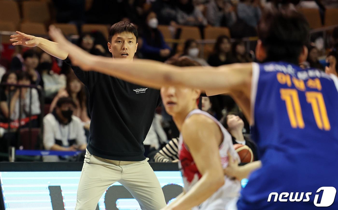 본문 이미지 - 13일 오후 서울 송파구 잠실실내체육관에서 열린 2023-2024 정관장 프로농구 서울 삼성 썬더스와 안양 정관장 레드부스터스의 경기, 삼성 김효범 감독대행이 3쿼터 선수들에게 작전을 지시하고 있다. 2024.2.13/뉴스1 ⓒ News1 김진환 기자