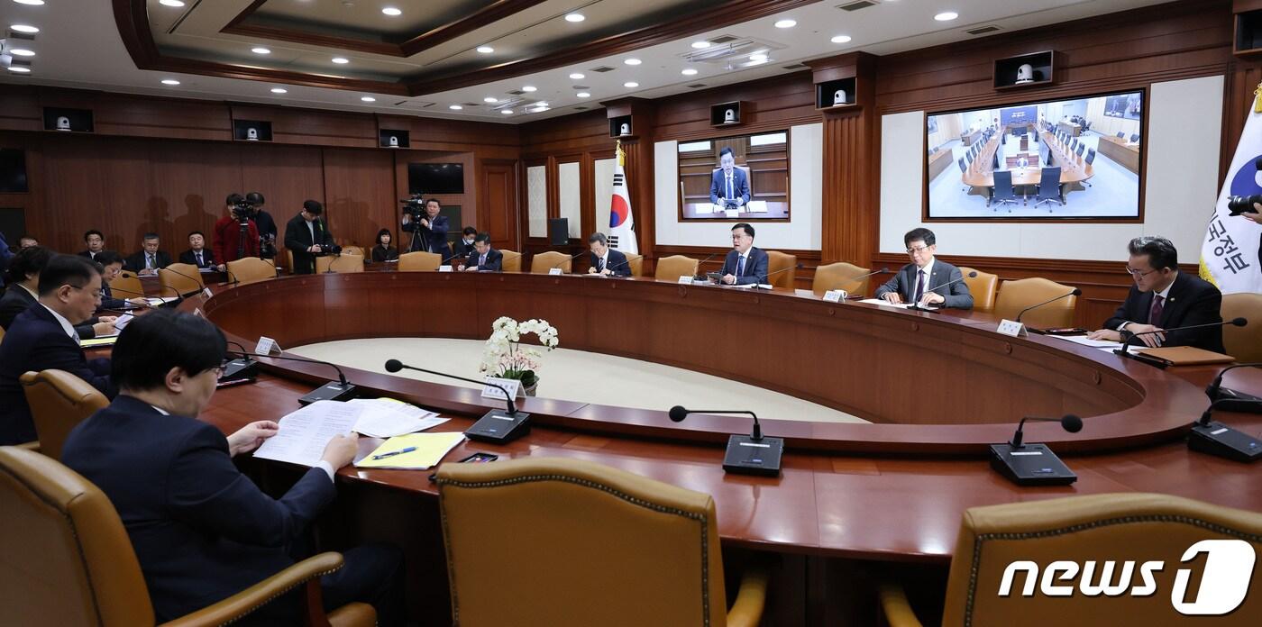 본문 이미지 - 최상목 경제부총리 겸 기획재정부 장관이 14일 오전 서울 종로구 정부서울청사에서 비상경제장관회의를 주재하고 있다. 2024.2.14/뉴스1 ⓒ News1 박지혜 기자