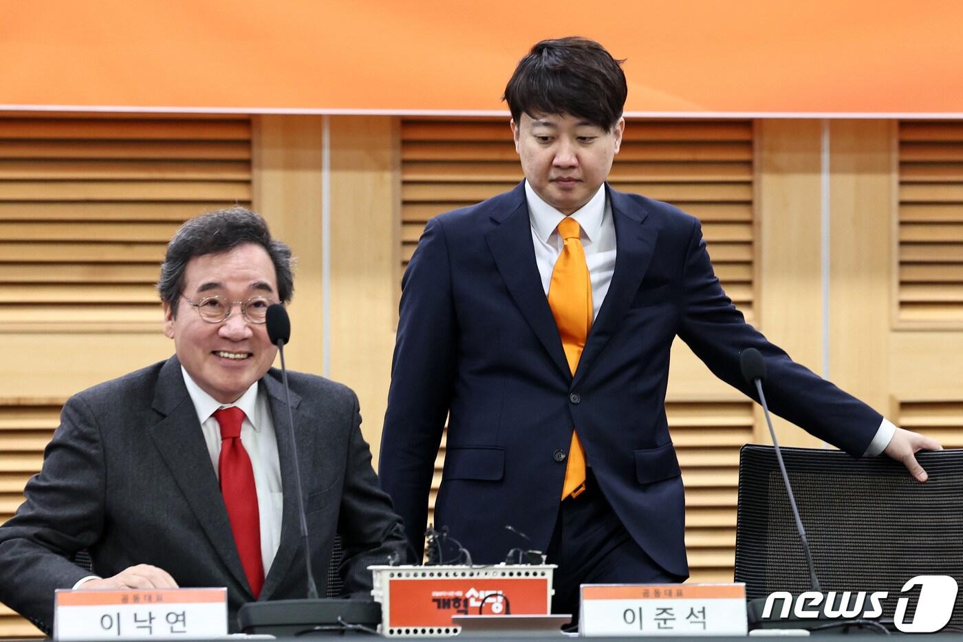 개혁신당 이낙연(왼쪽), 이준석 공동대표가 14일 오전 서울 여의도 국회의원회관에서 열린 최고위원회의에 참석하고 있다. 2024.2.14/뉴스1 ⓒ News1 구윤성 기자