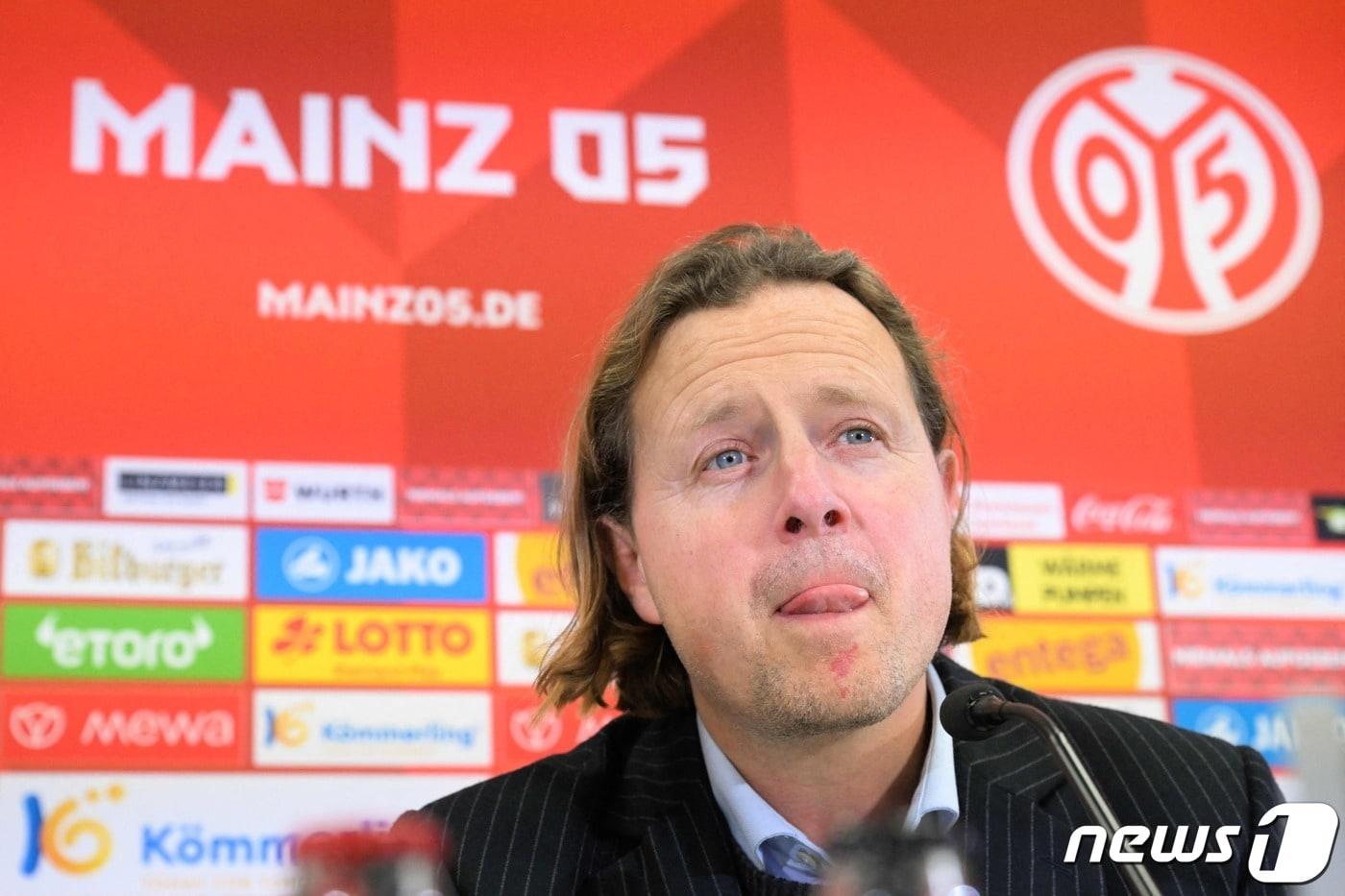 본문 이미지 - 마인츠 지휘봉을 잡은 헨릭센 감독, ⓒ AFP=뉴스1