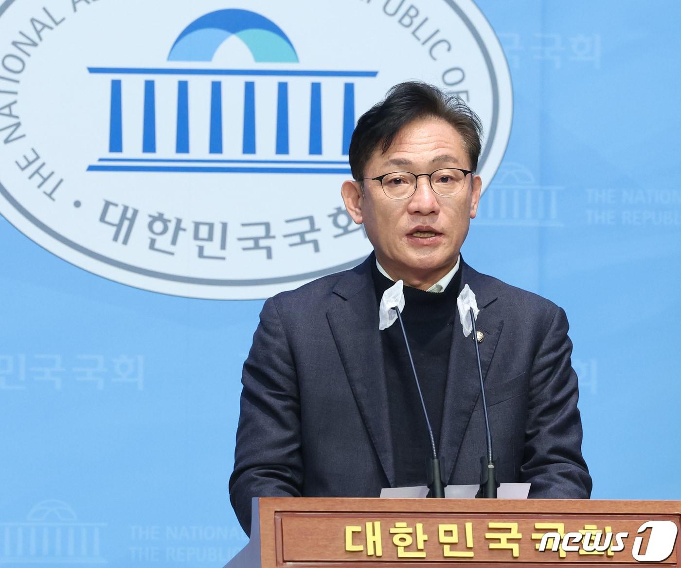 본문 이미지 - 배진교 녹색정의당 원내대표가 14일 서울 여의도 국회 소통관에서 원내대표직 사퇴 기자회견을 하고 있다. 2024.2.14/뉴스1 ⓒ News1 송원영 기자