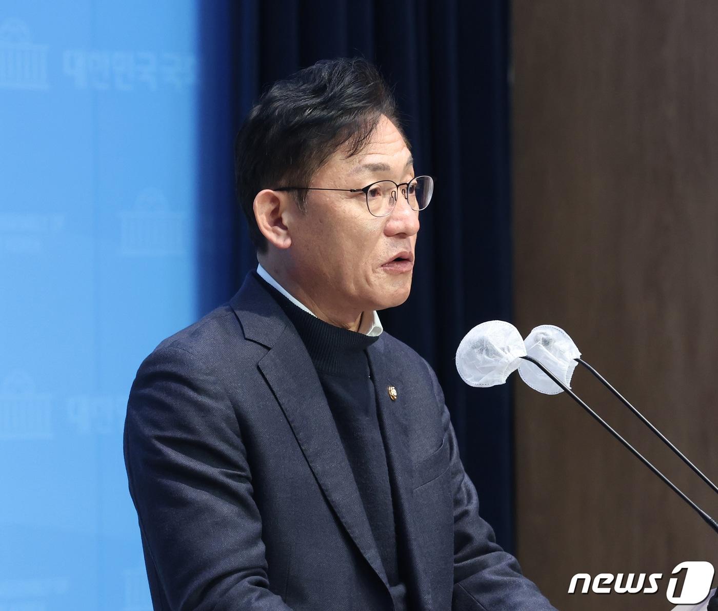 본문 이미지 - 배진교 녹색정의당 원내대표가 14일 서울 여의도 국회 소통관에서 원내대표직 사퇴 기자회견을 하고 있다. 2024.2.14/뉴스1 ⓒ News1 송원영 기자