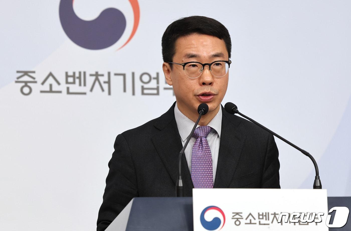 원영준 중소벤처기업부 소상공인정책실장이 14일 오전 서울 종로구 정부서울청사 별관에서 영세 소상공인 전기요금 특별지원 계획을 발표하고 있다. 2024.2.14/뉴스1 ⓒ News1 박지혜 기자