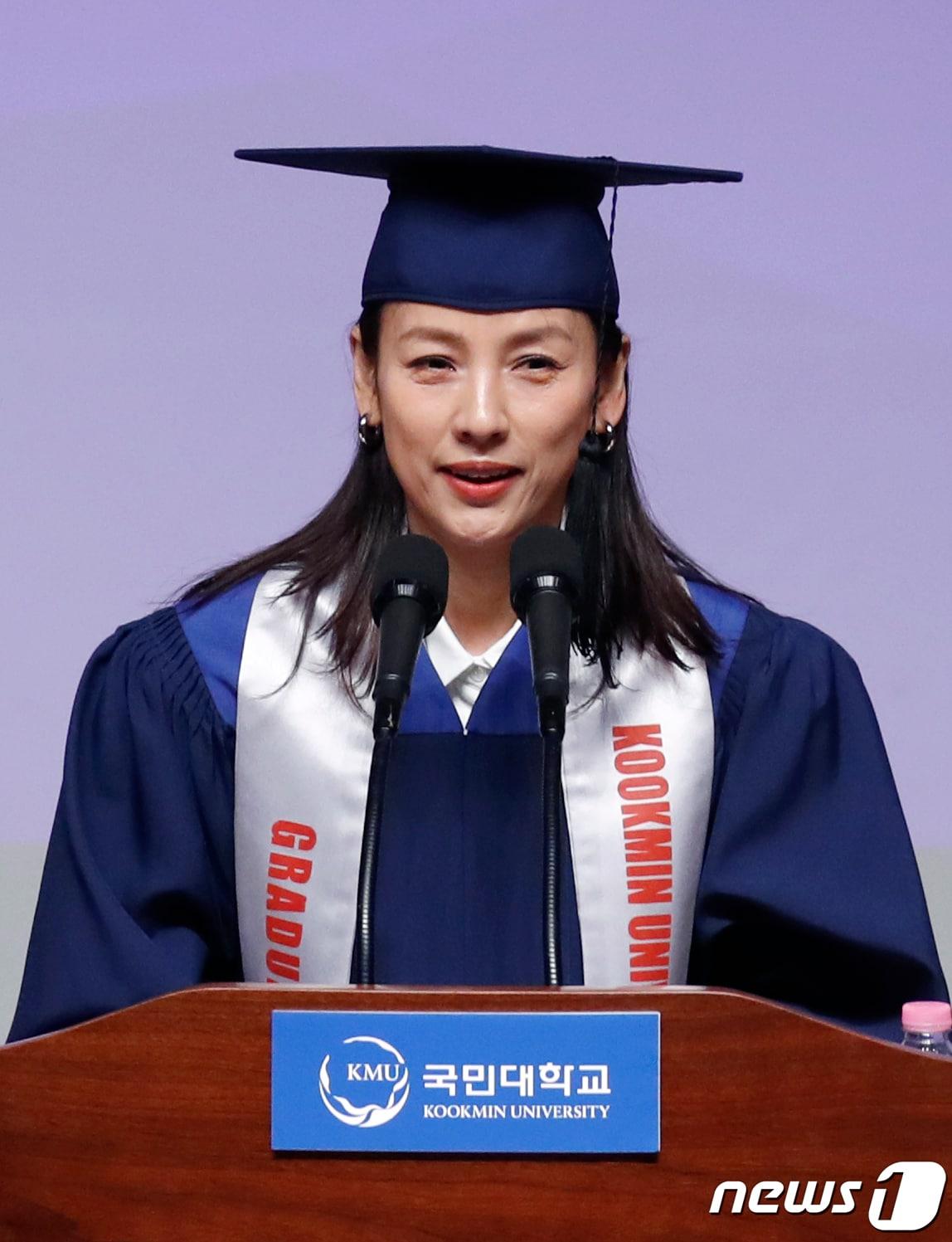 본문 이미지 - 가수 이효리가 14일 서울 성북구 국민대학교에서 열린 '2023학년도 학위수여식'에서 후배들을 위해 축사를 하고 있다. 이효리는 국민대학교 공연예술학부 연극연화전공 98학번으로 지난해 9월 국민대 축제에 깜짝 방문한 바 있다. 2024.2.14./뉴스1 ⓒ News1 권현진 기자