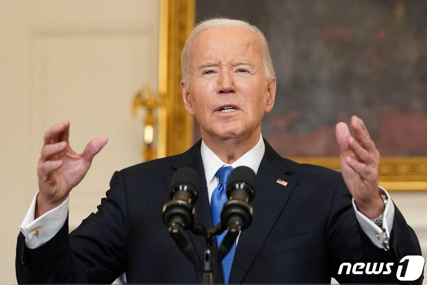 본문 이미지 - 13일(현지시간) 미국 워싱턴DC의 백악관 스테이트 다이닝룸에서 조 바이든 미국 대통령이 우크라이나에 대한 원조 패키지에 대해 연설하고 있다. 2024.02.13 ⓒ 로이터=뉴스1 ⓒ News1 정지윤 기자