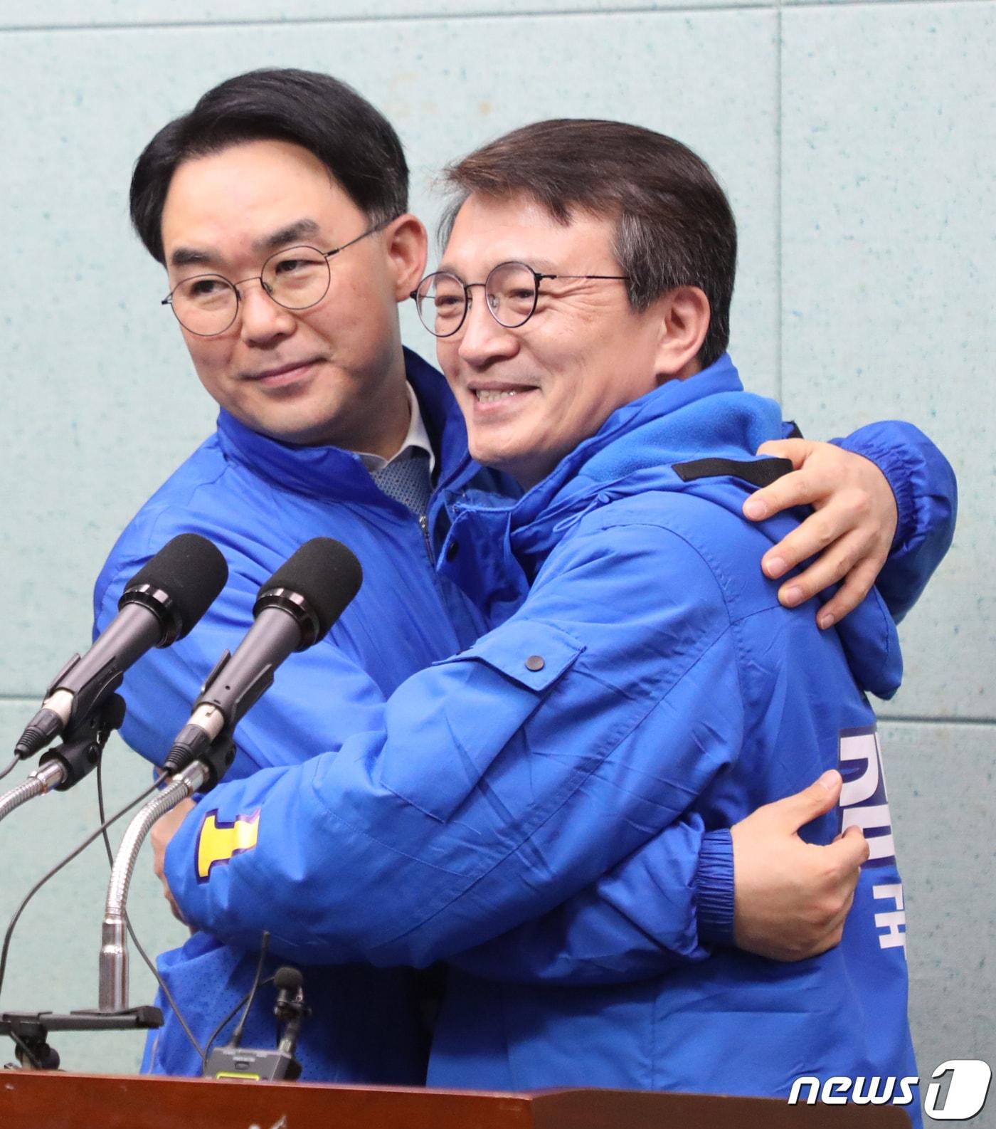 본문 이미지 - 채이배 더불어민주당 군산시 예비후보(왼쪽)가 14일 전북 전주시 전북특별자치도의회 기자회견장에서 김의겸 예비후보와 단일화를 선언을 하고 있다. 2024.2.14/뉴스1 ⓒ News1 유경석 기자