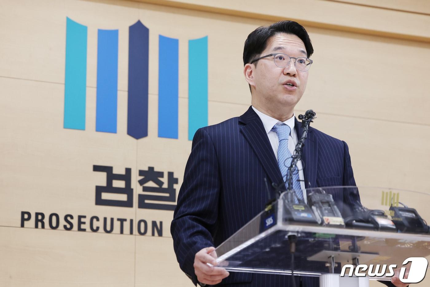 본문 이미지 - 황우진 서울남부지검 인권보호관 겸 공보관이 14일 오전 서울 양천구 남부지검에서 영풍제지 주가조작 사건 중간수사발표 브리핑을 하고 있다. 2024.2.14/뉴스1 ⓒ News1 민경석 기자