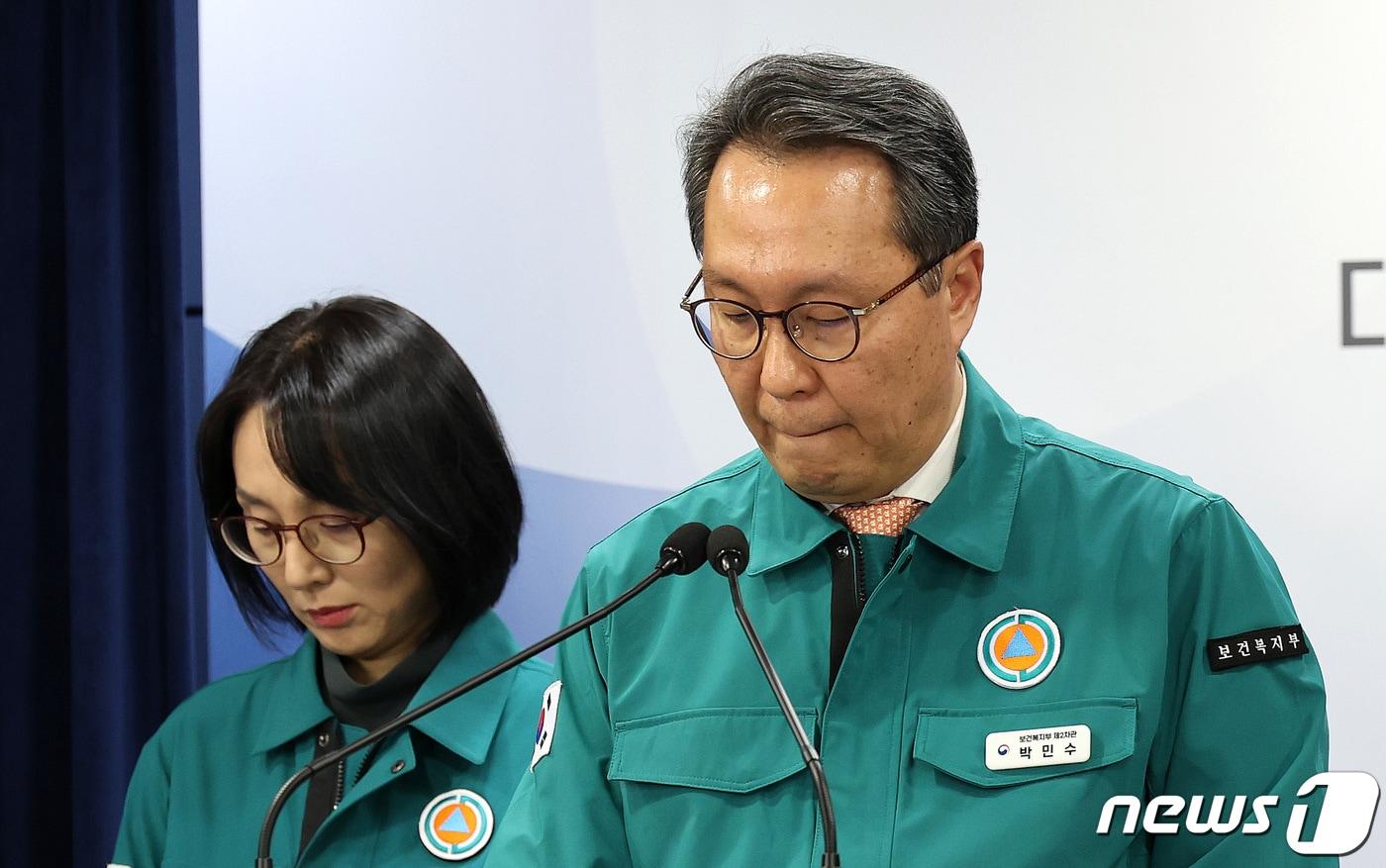 본문 이미지 - 중앙사고수습본부 부본부장인 박민수 보건복지부 2차관이 14일 오전 서울 종로구 정부서울청사에서 의료개혁과 의사 집단행동에 대한 브리핑을 하던 중 생각에 잠겨 있다. 박 차관은 이날 "과거 의사협회 회장 등 주요 직위를 역임한 일부 의사들이 투쟁을 부추기고 있다＂면서 ＂젊은 의사에게 투쟁을 부추기는 행위를 즉각 멈춰 주시기 바란다＂고 당부했다. 2024.2.14/뉴스1 ⓒ News1 박지혜 기자