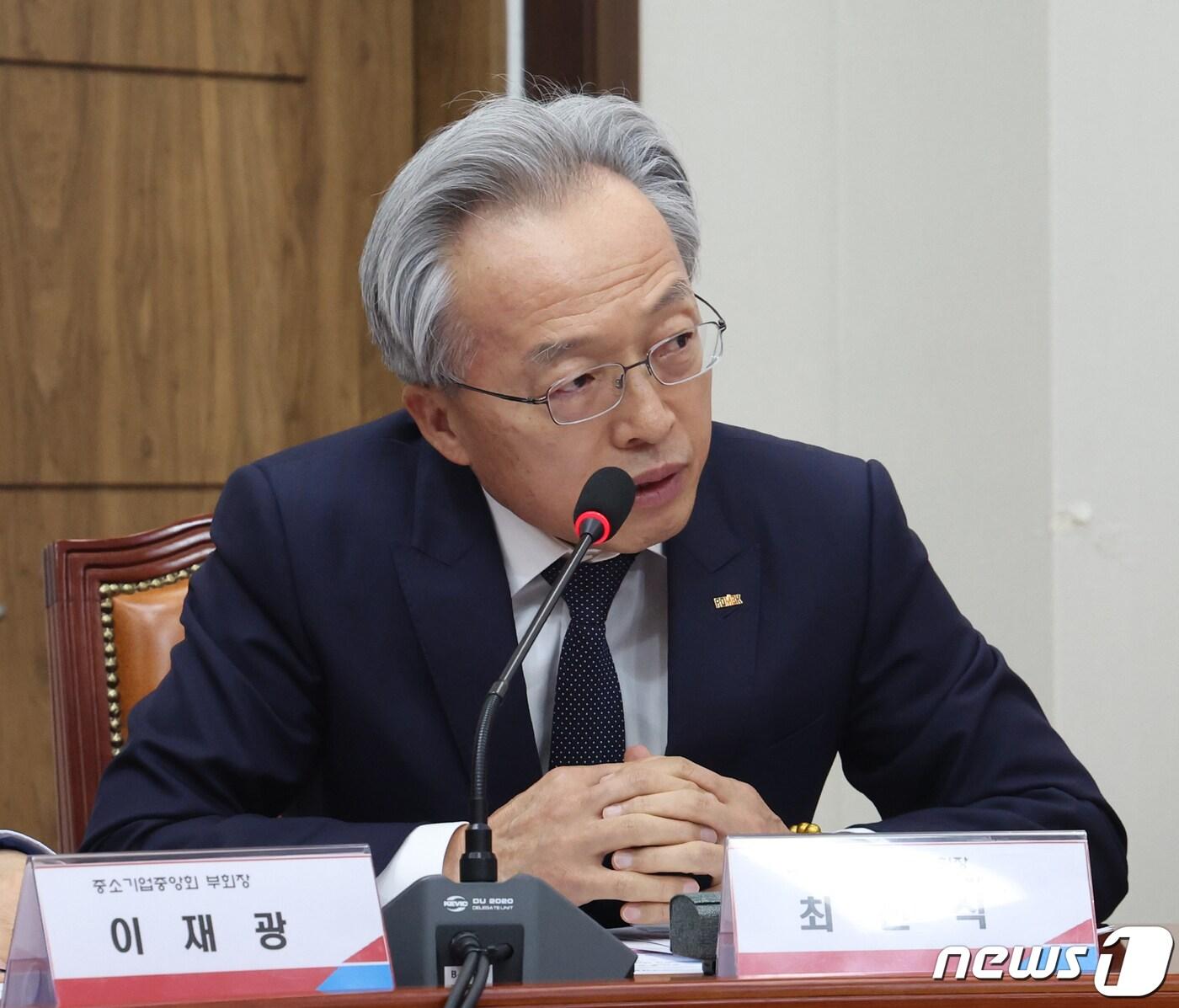 본문 이미지 - 최진식 한국중견기업연합회장이 서울 여의도 국회에서 열린 '고금리 위기 극복과 신산업 전환을 위한 맞춤형 기업금융 지원방안 민당정협의회'에서 발언을 하고 있다. /뉴스1 ⓒ News1 송원영 기자