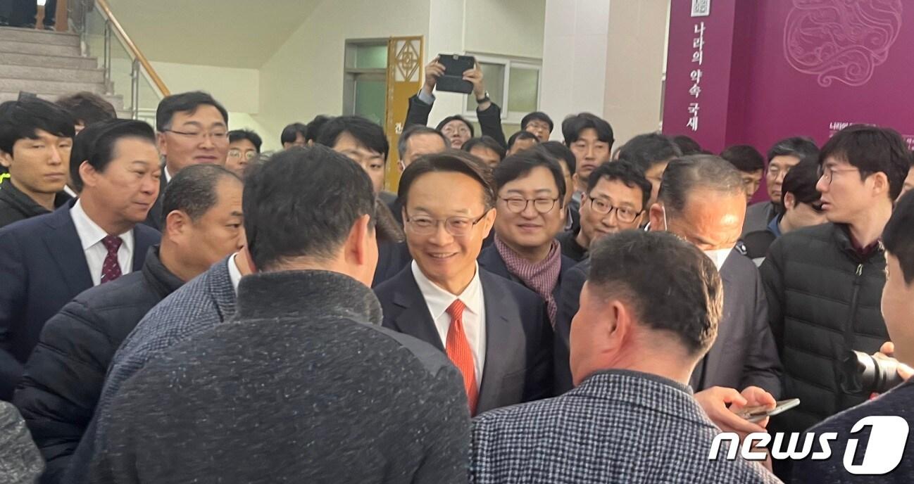 본문 이미지 - 14일 오전 김해시청 프레스센터에서 김해을 출마 입장을 전할 계획이었던 조해진 의원이 지역 당원들과 예비 후보들의 집단 반발로 기자회견을 취소하고 자리를 떠났다.  2024.2.14/뉴스1 ⓒ News1 송보현 기자
