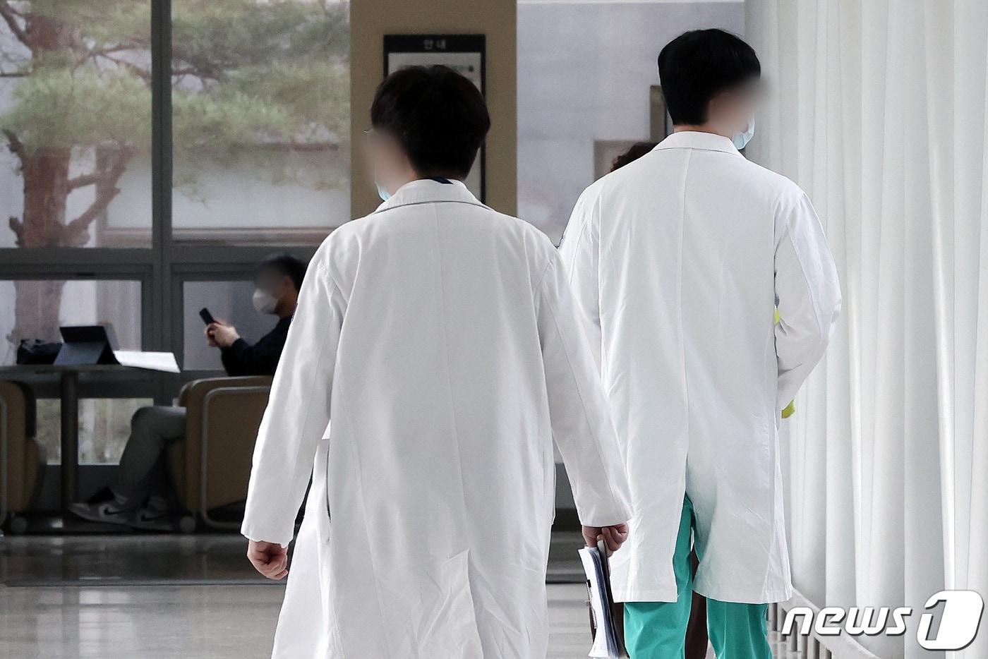 본문 이미지 - 14일 서울의 한 대형 종합병원에서 의료진이 발걸음을 옮기고 있다. 2024.2.14/뉴스1 ⓒ News1 이동해 기자