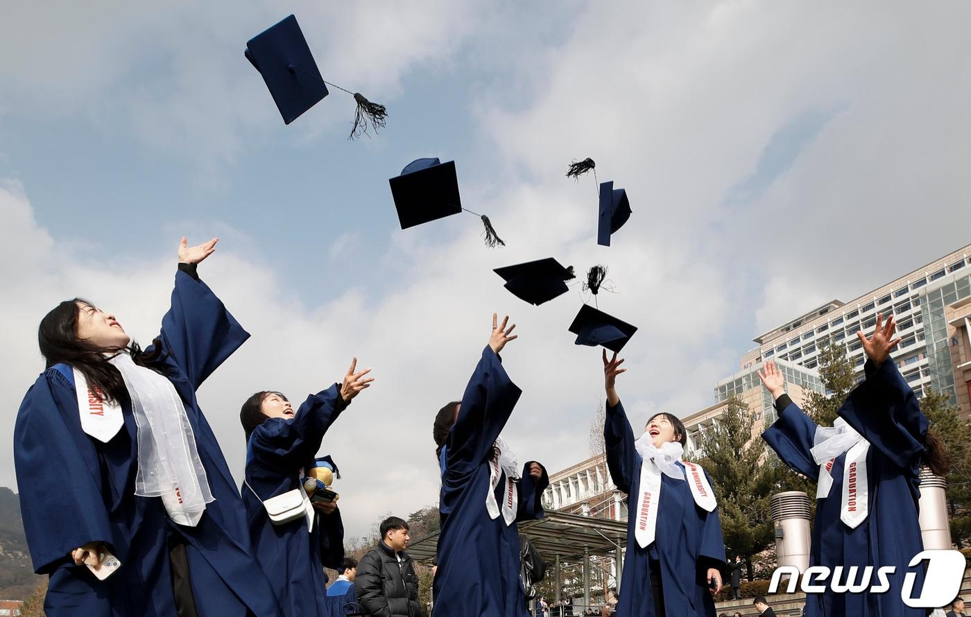 14일 서울 성북구 국민대학교에서 열린 '2023학년도 전기 학위수여식'에서 졸업생들이 학사모를 던지며 기념촬영을 하고 있다. 2024.2.14/뉴스1 ⓒ News1 권현진 기자