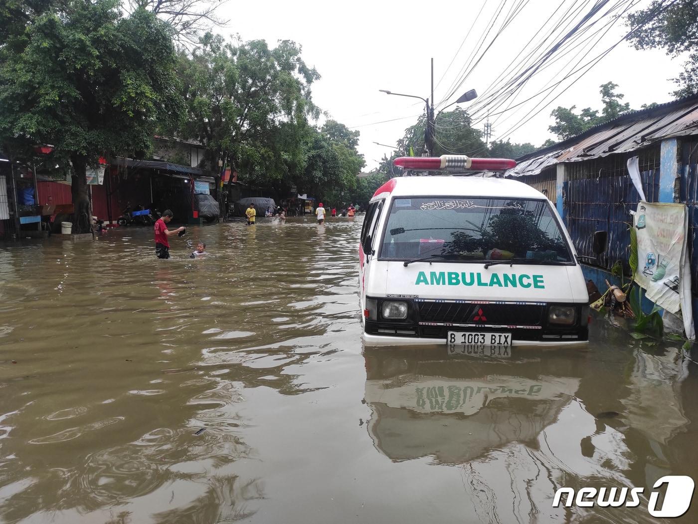 본문 이미지 - 홍수로 물에 잠긴 자카르타. ⓒ 로이터=뉴스1 ⓒ News1 정지윤 기자