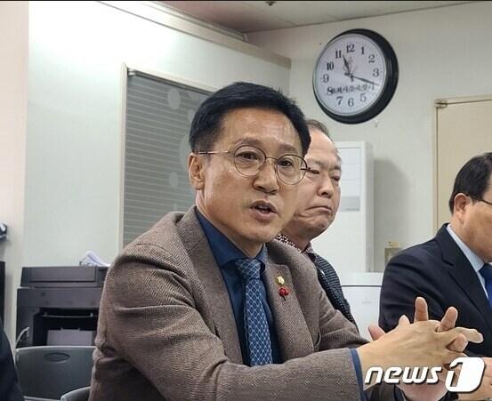 본문 이미지 - 신영대 더불어민주당 의원(전북 군산)이 14일 22대 총선에 출마한 같은 당 김의겸, 채이배 예비후보의 단일화에 대해 "뜨내기들의 야합"이라고 주장했다.2024.2.14/뉴스1