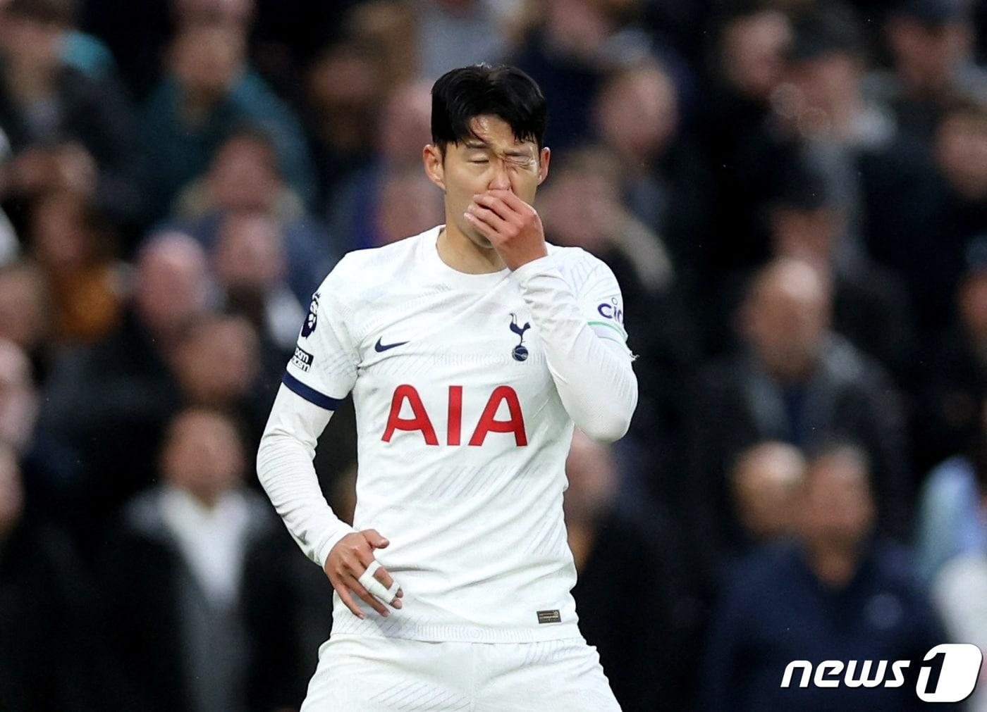 본문 이미지 - 소속팀 경기서 손가락 붕대 감은 손흥민 ⓒ 로이터=뉴스1 ⓒ News1 신성철 기자