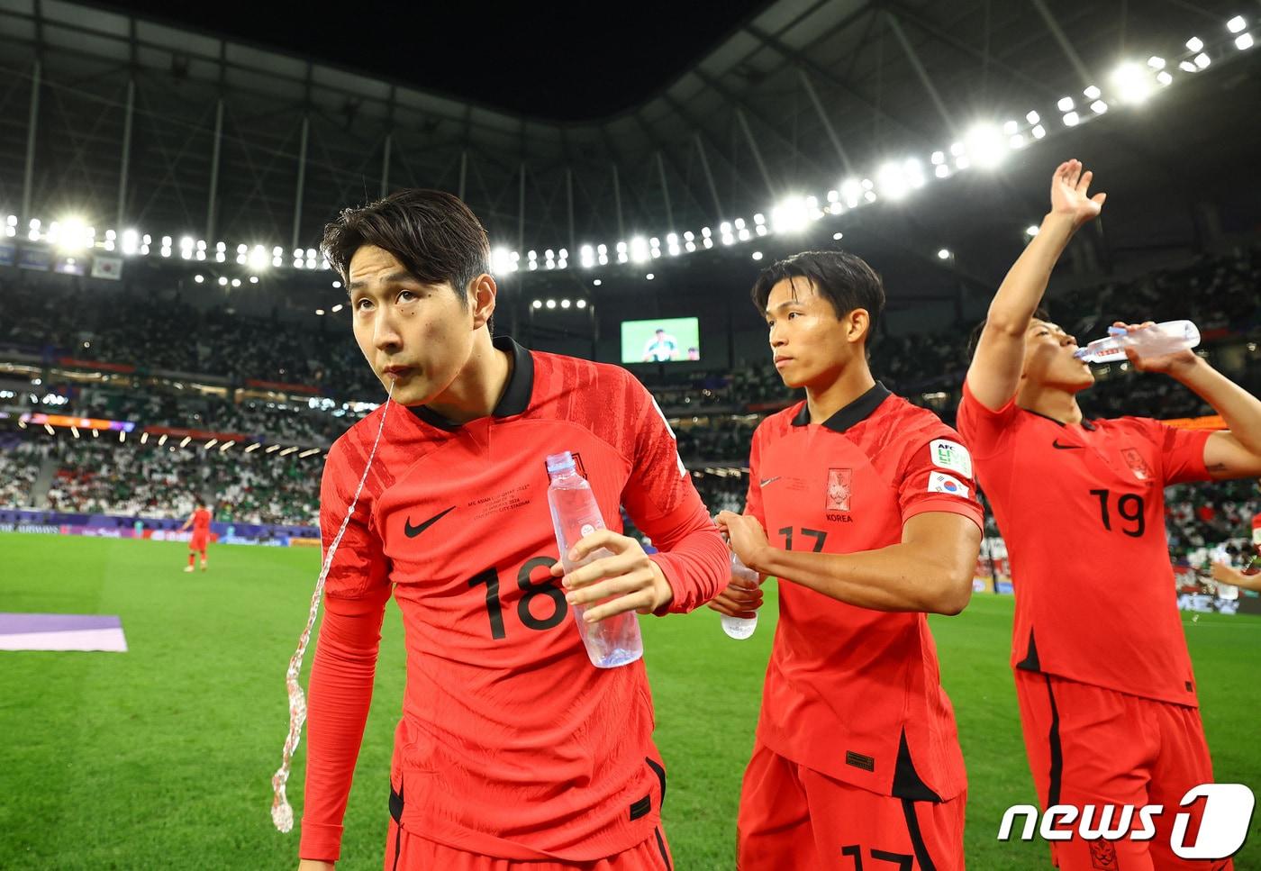 물 뱉는 이강인 ⓒ 로이터=뉴스1 ⓒ News1 신성철 기자