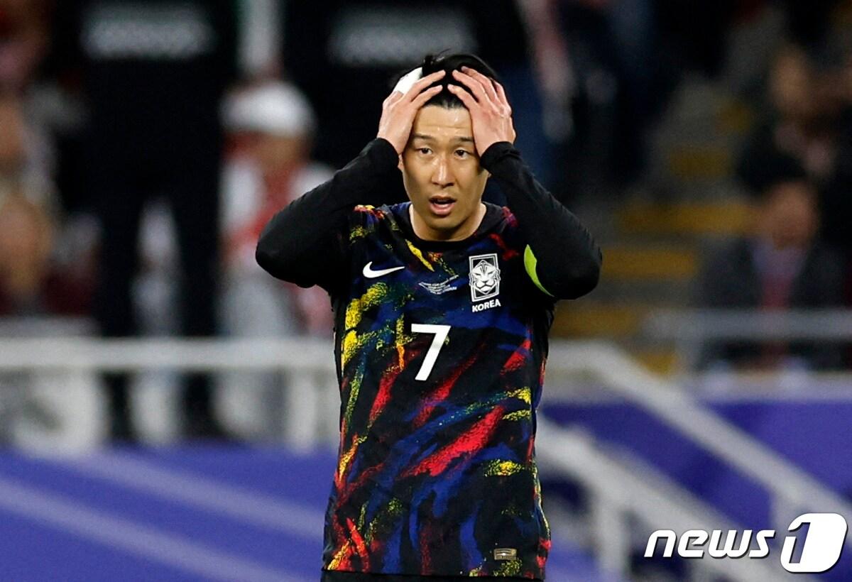 본문 이미지 - 아시안컵 4강전에 손가락 붕대를 감고 출전한 손흥민 선수. 두 손으로 머리를 감싸자 손가락 붕대가 뚜렷하게 보이고 있다.  ⓒ 로이터=뉴스1 ⓒ News1 신성철 기자
