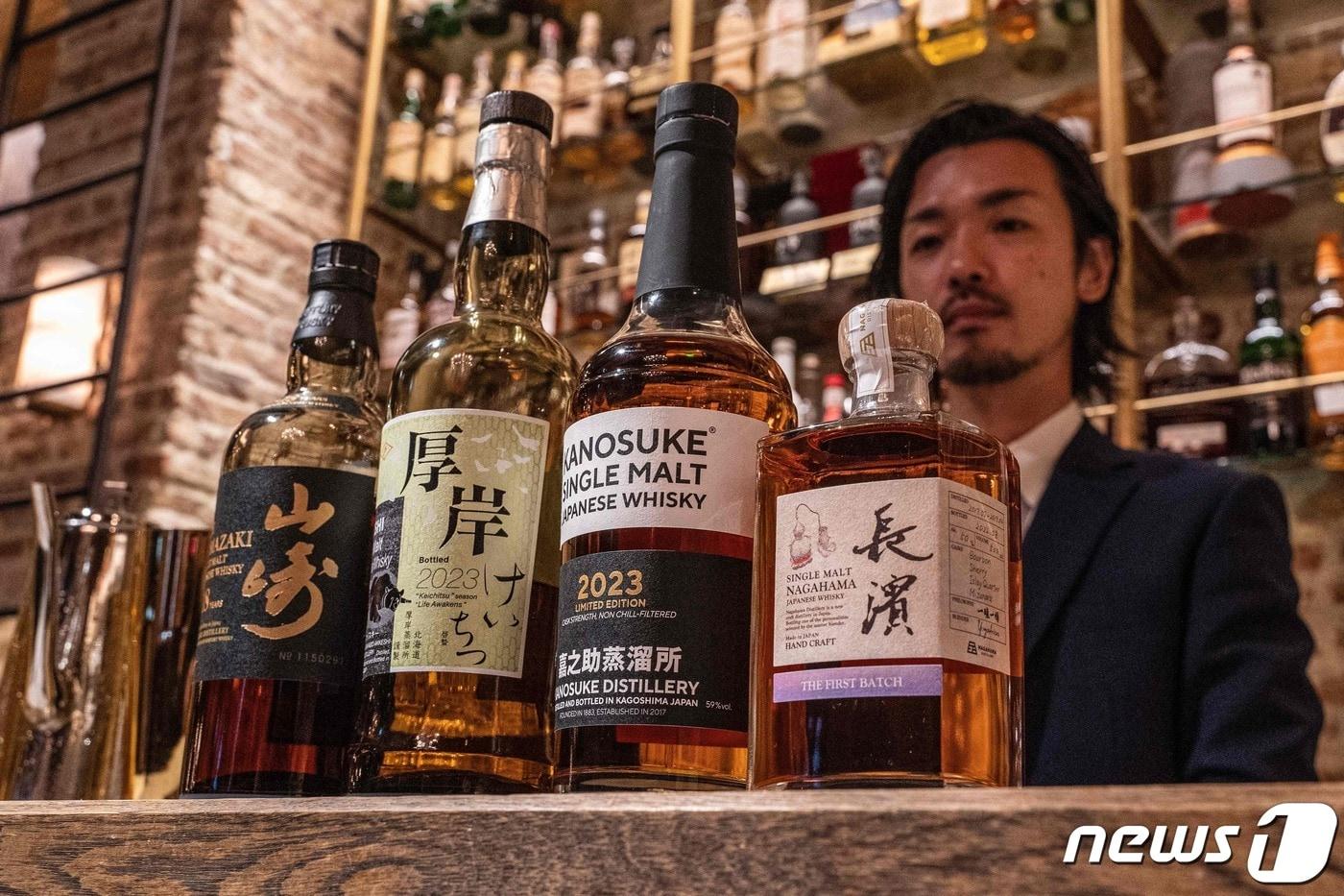 일본 도쿄 미나미 아오야마의 한 바에서 지난해 6월 바텐더가 다양한 일본산 위스키를 선보이고 있다. 가장 왼쪽의 야마자키가 대중적인 인기를 끄는 위스키다. 2023.06.19/ ⓒ AFP=뉴스1 ⓒ News1 권진영 기자